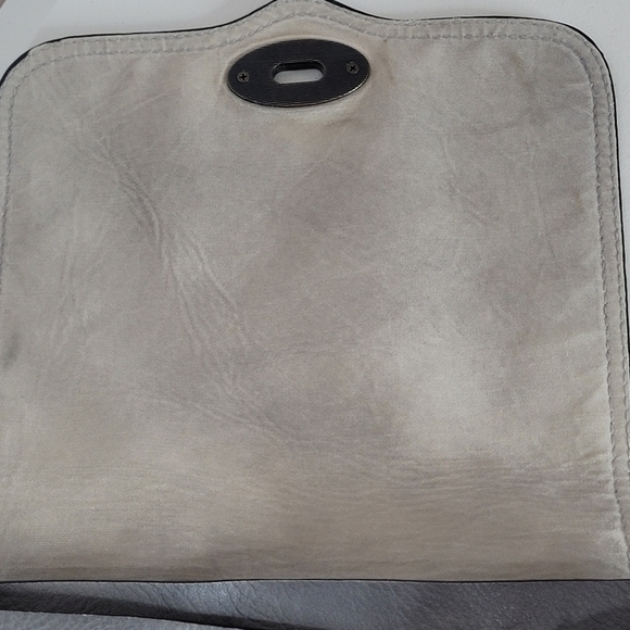 Jen & Co. Bex Gray Distressed Vegan Leather Backpack / Crossbody - Picture 13 of 16